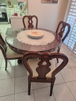 Small dinning table with 1 extension