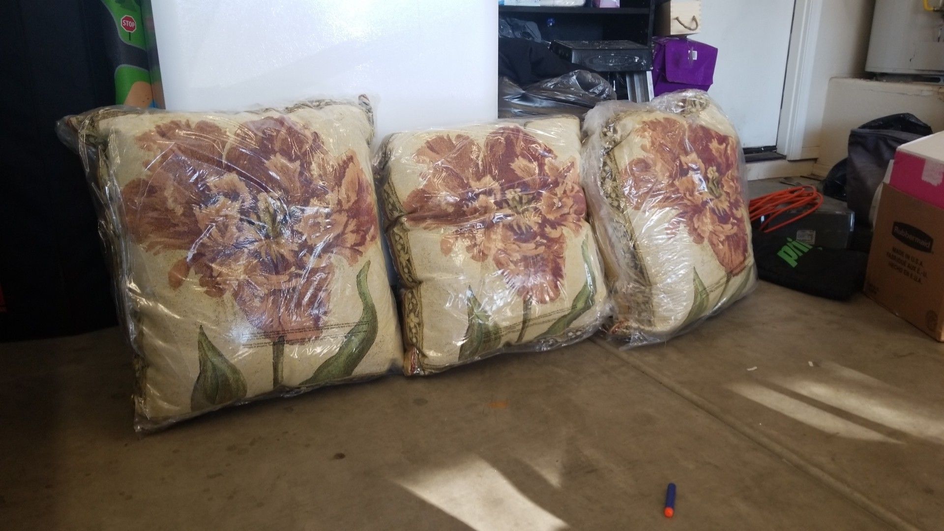 Tulip unveiled iv pillow