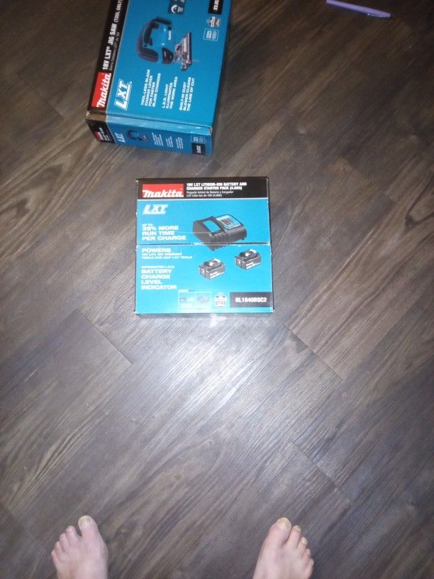 Makita 18-volt Lxt Lithium-ion Battery And Charger Starter Pack