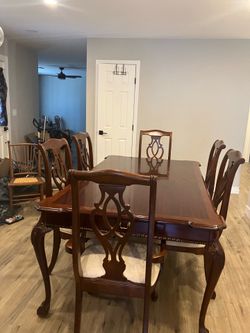 Lexington mahogany dinner table and chairs
