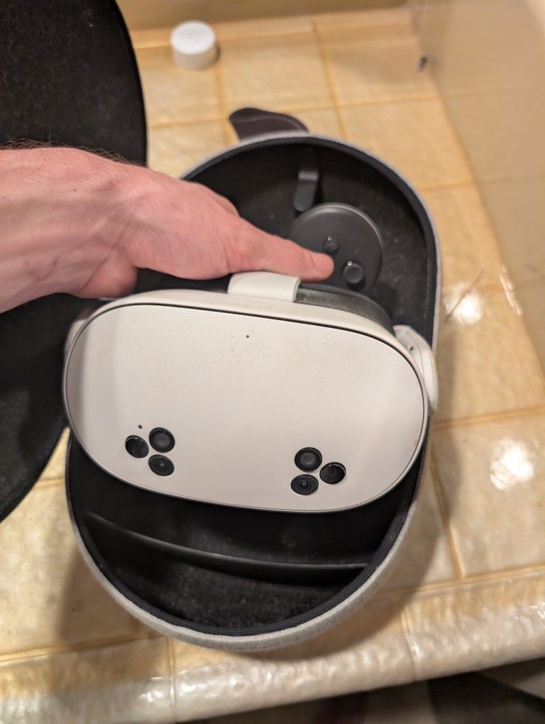 Quest 3s With Carrying Case
