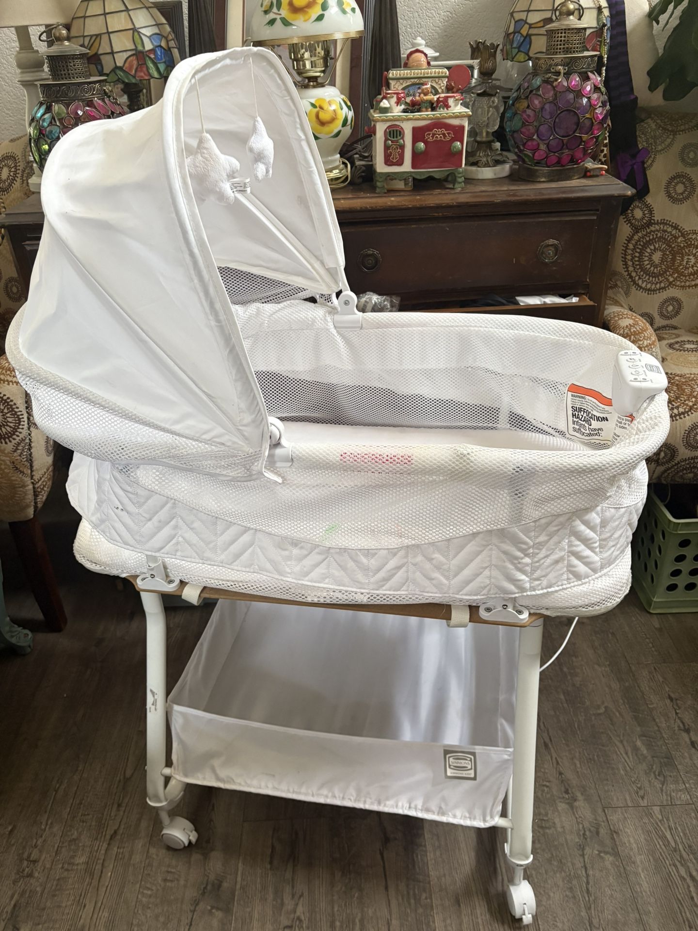 Simmons Kids Silent Auto Gliding Elite Bassinet