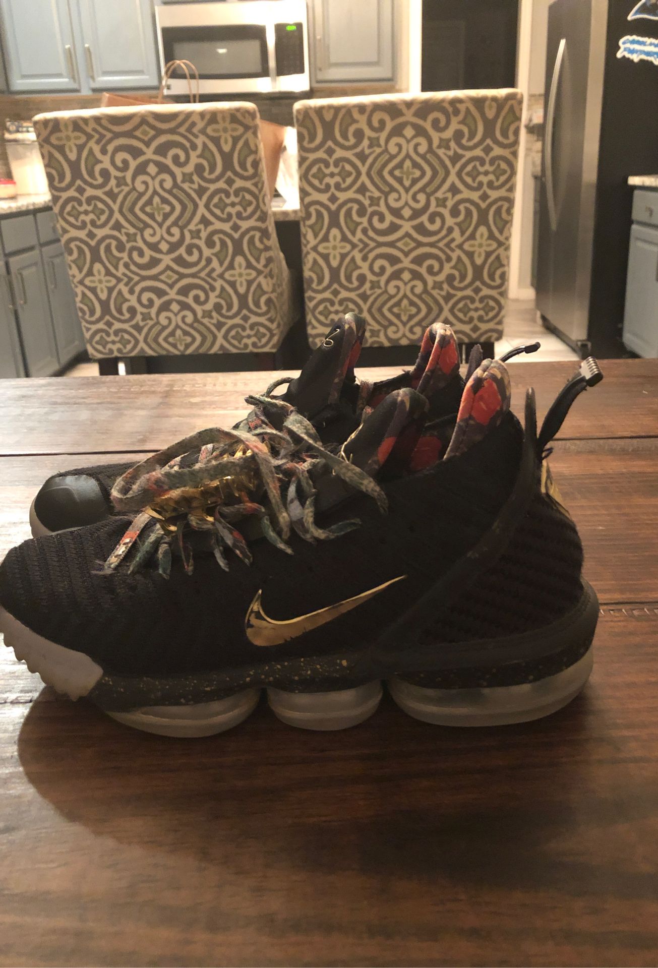 Lebron 16 kings edition size 8