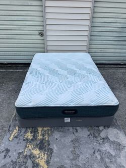 Like new! Queen Beauty rest mattress and boxspring (Delivery available!)