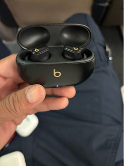 Beats buds + gold logo
