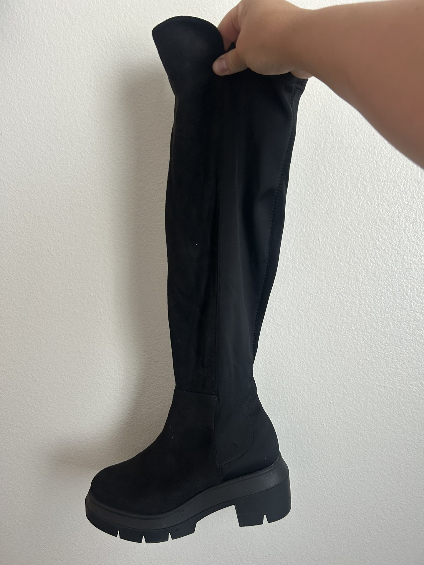 women’s black boot