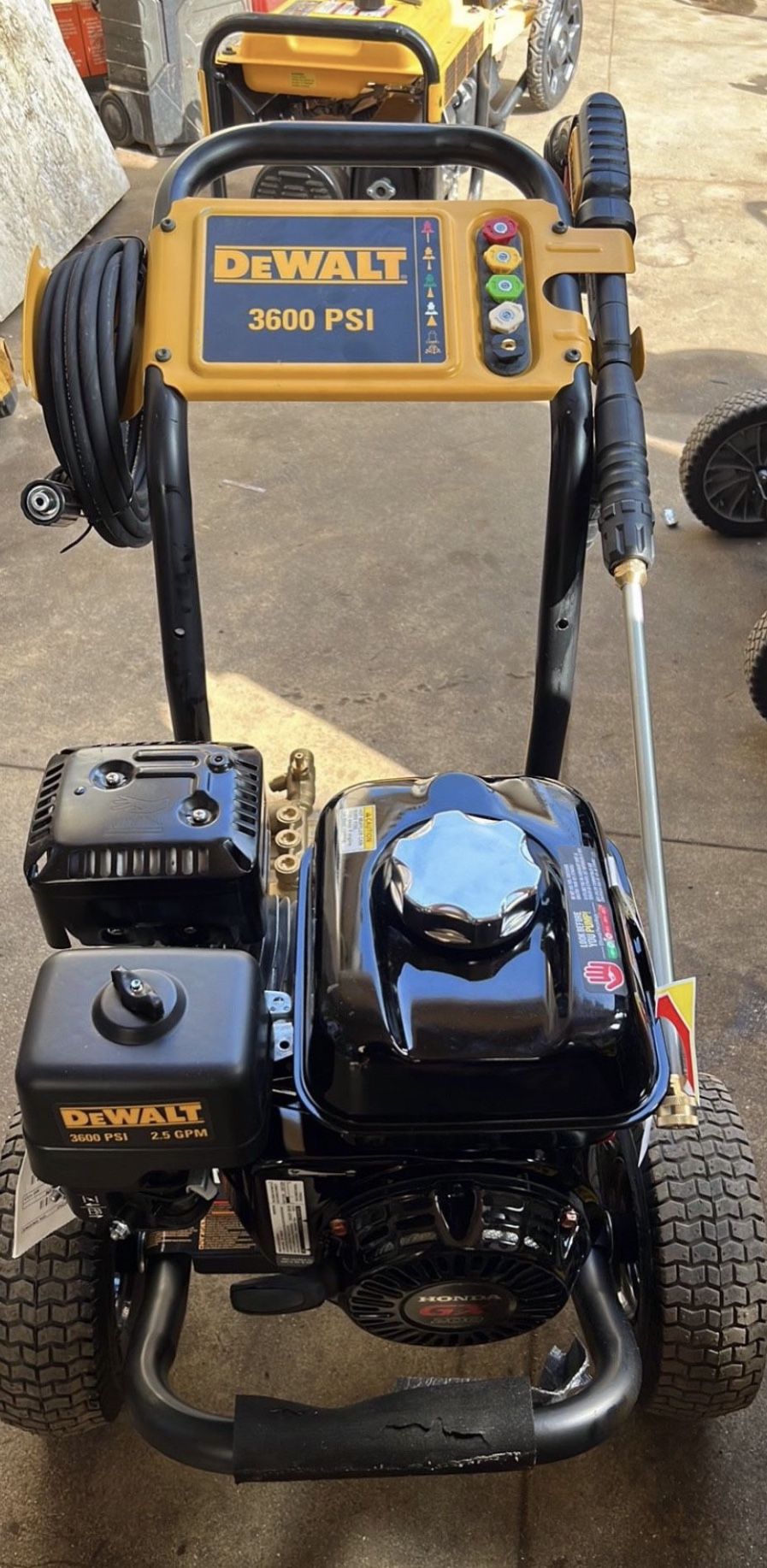 DEWALT DEWALT 3600 PSI 2.5 GPM Gas Cold Water Professional Pressure Washer with HONDA GX200 Engine