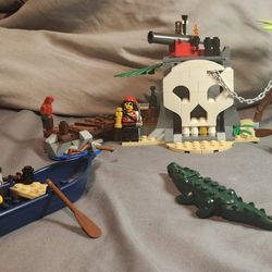 LEGO Pirates 70411 Treasure Island - 100% Complete with Minifigures and Manual