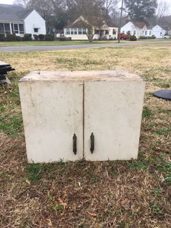 Small metal cabinet 18t x 24w x 13d