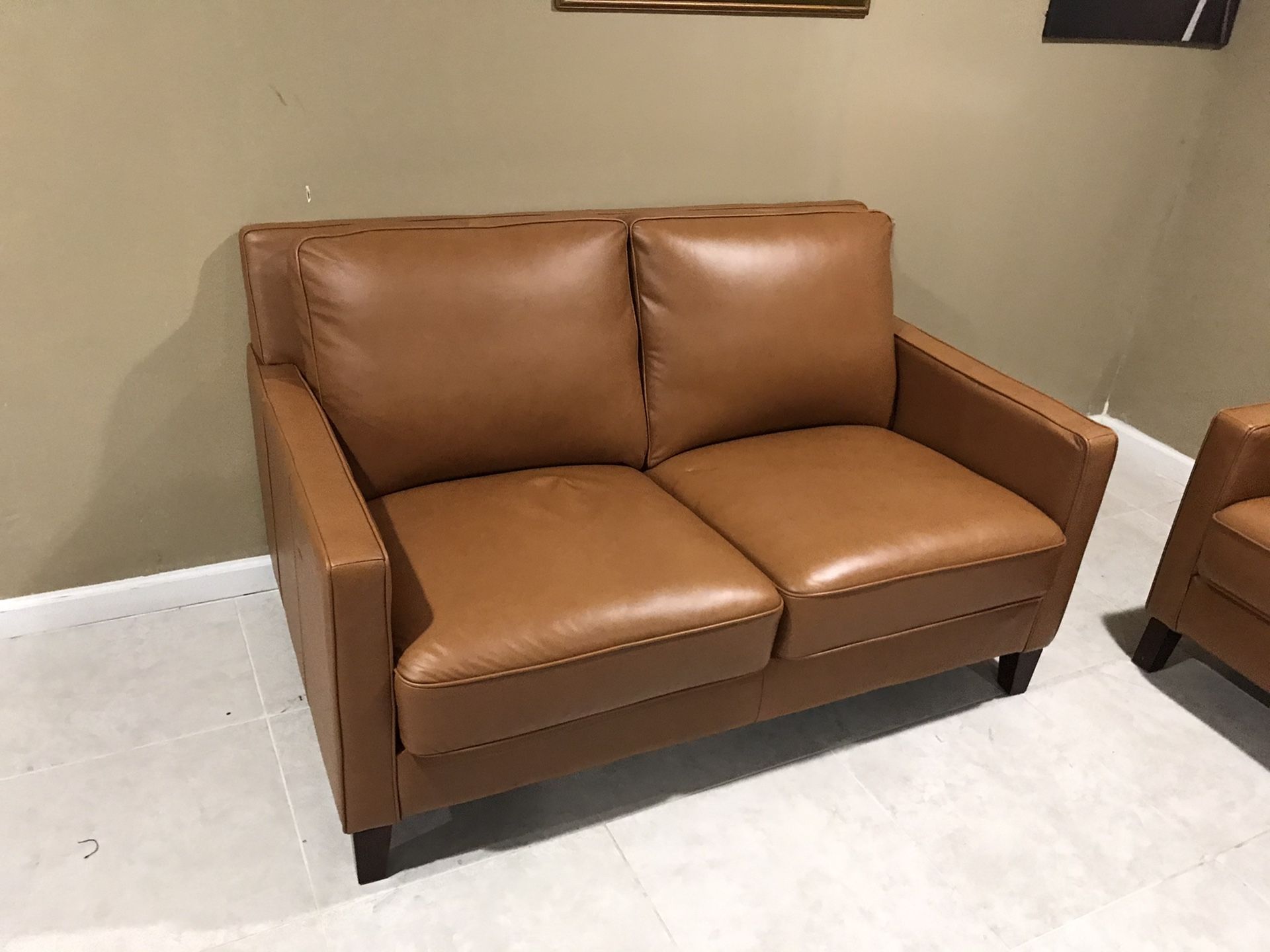 West park 2piece leather set sofa loveseats in great condition like