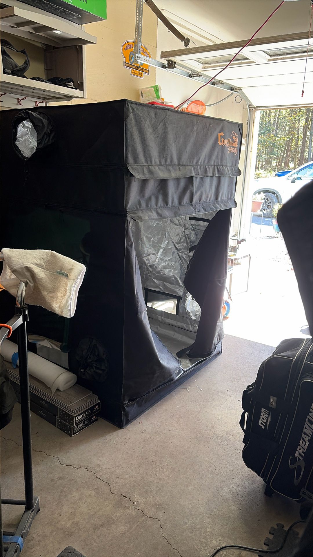 Gorilla Grow Tent 5 X 5 With Exhaust Of Vivo Son 4000 Led Light And The Exhaust Vent For Sale