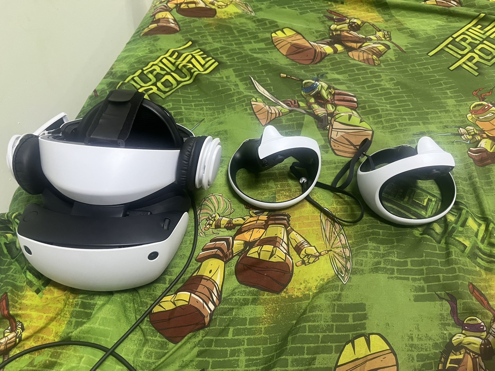 PSVR2 w/ Accessories + Adapter