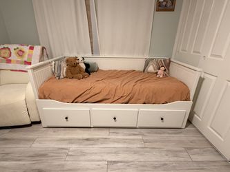 Day bed - Pulls Out To King Size