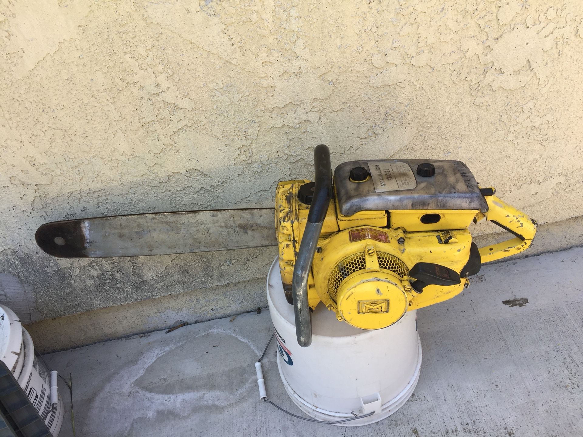 Vintage McCulloch Chainsaw MAC 300 runs, needs chain