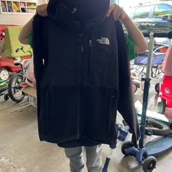 Woman’s Small Black Northface 