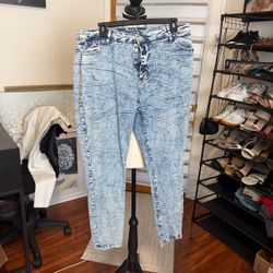 Men’s acid wash fashionable jeans