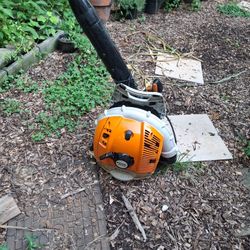 Stihl BR600 blower starts without problems, clean and ready to use 