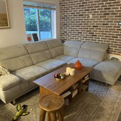 Beautiful Sectional Couch! Price negotiable 