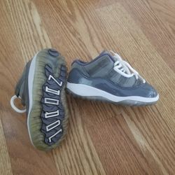 Jordan Retro 11 Low Cool Grey Size 6c Kid's 