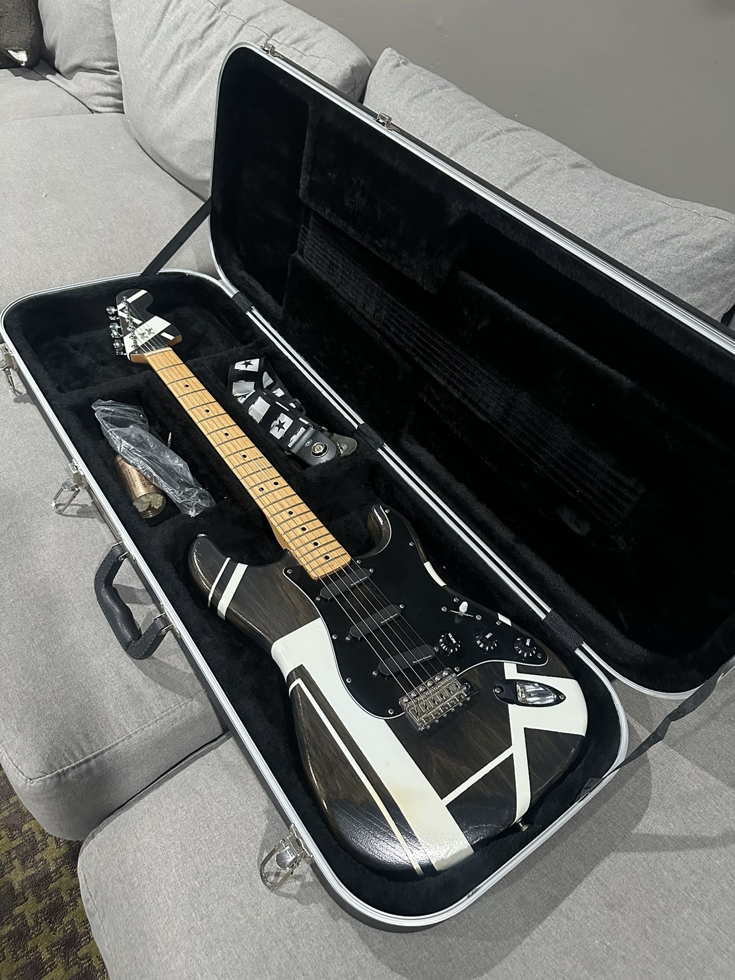 USA Fender Strat 70s reissue with Custom Refinish (+AMP)