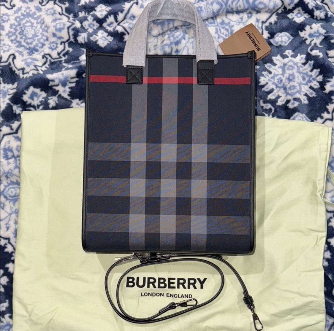Men’s or Women’s Burberry Navy/Grey Checkered Tote/Messenger Bag! Brand NewW bag