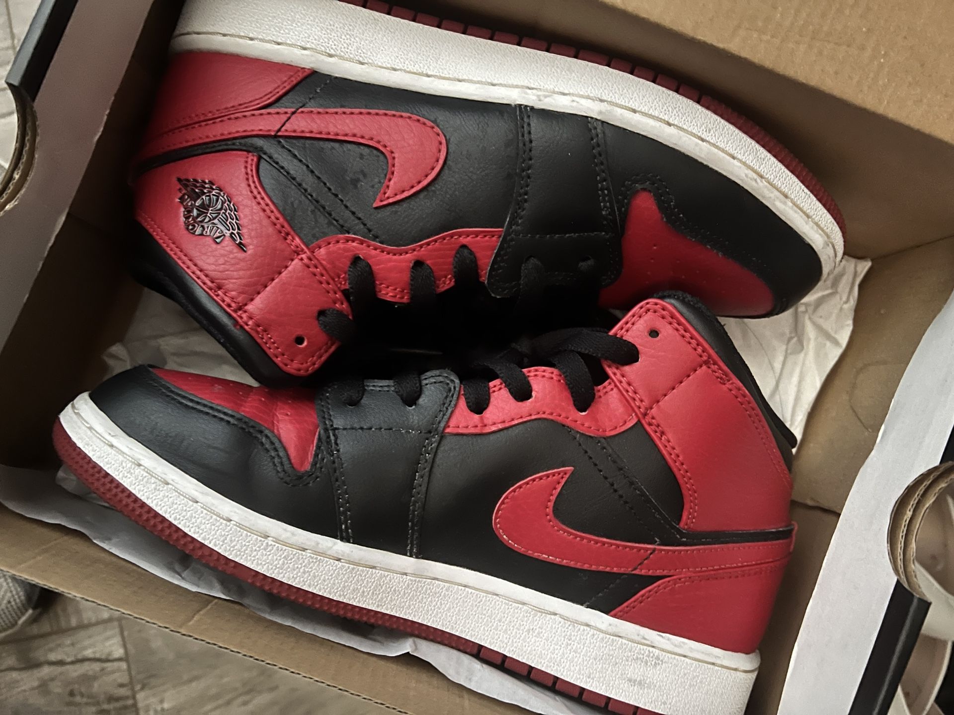 Jordan 1 Mid 5.5Y (women 7)