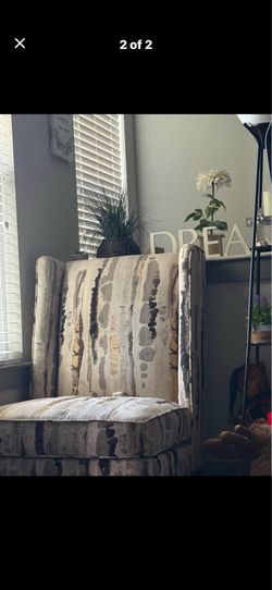 Elegant Wingback Accent Chair – Excellent Condition