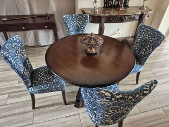 Pier one beautiful Set Table W/4 chairs in great shape