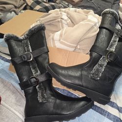 Boots with the fur! Size 8, Forever Brand! Never been  worn!