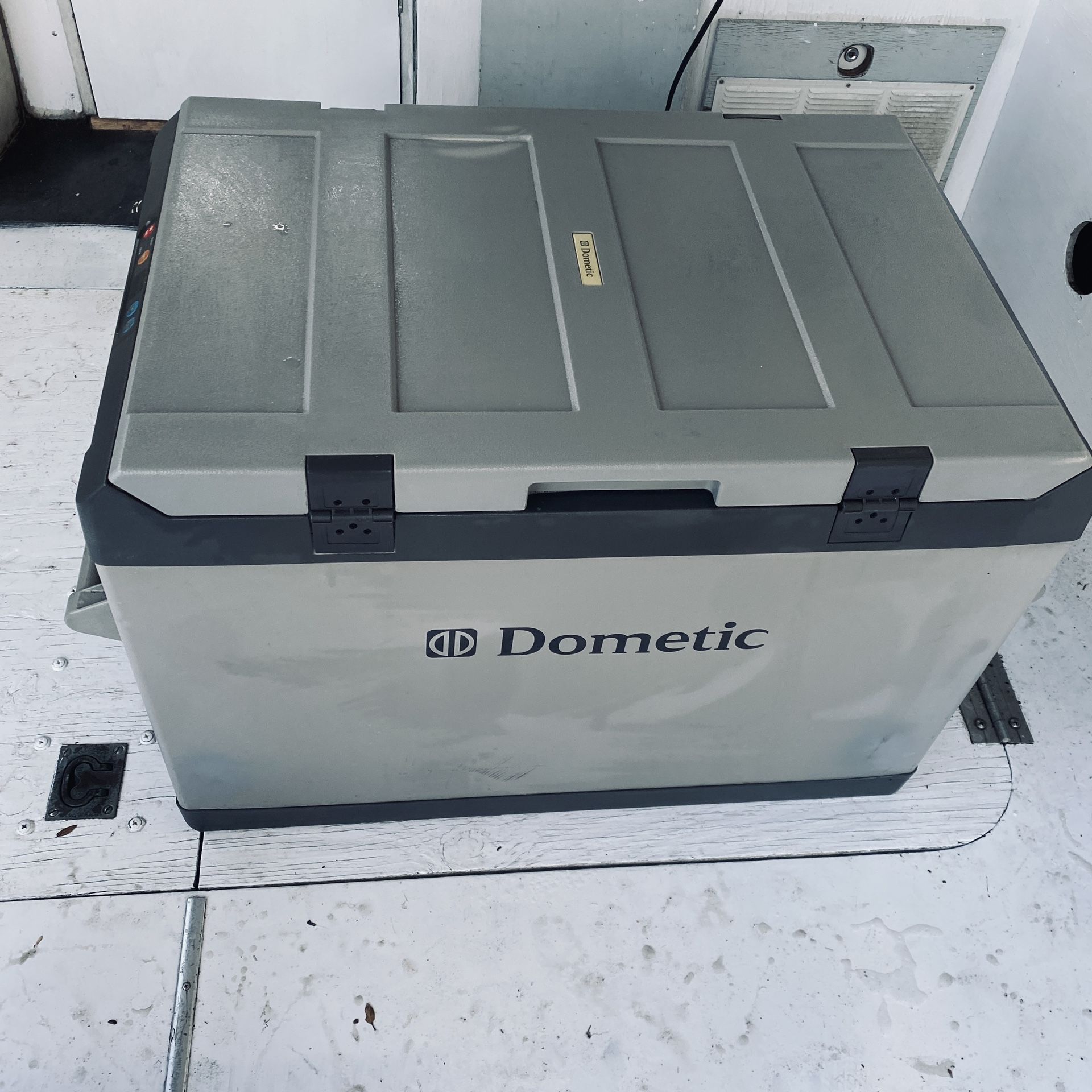 Dometic 12V/ 110v Freezer/frig