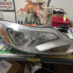 12-14 Ford Focus Right Passenger Side Halogen Headlight Oem