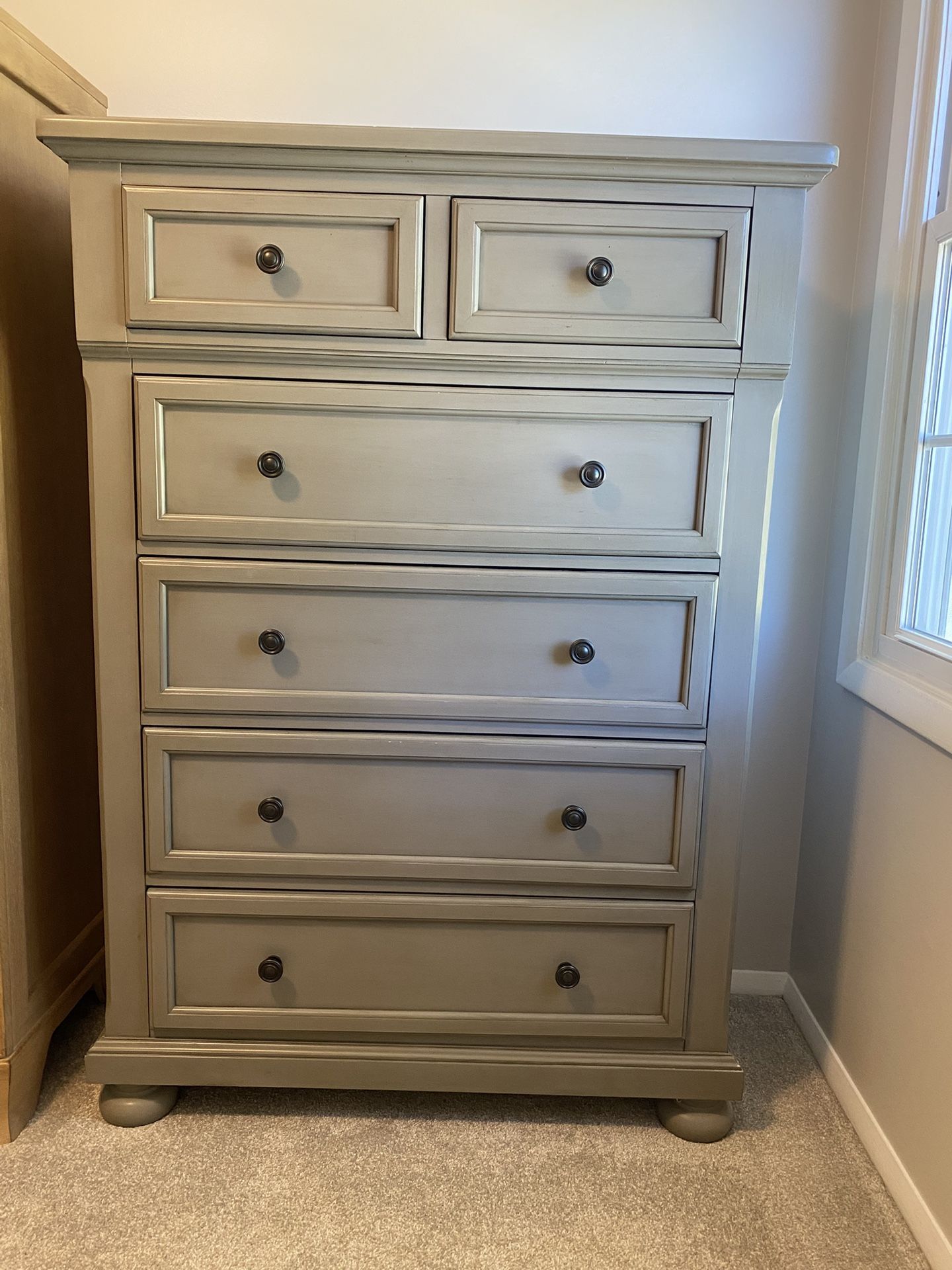 Solid Wood 6-Drawer Dresser – Excellent Condition