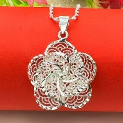 BEAUTIFUL NECKLACE ❤️ PRICE HAS BEEN REDUCED!!