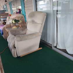 Lazy Boy W Swivel Back Kick Up To Rest Feet