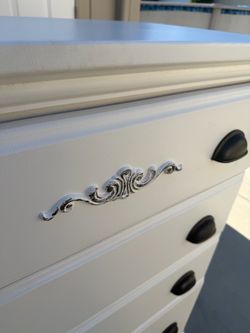 White dresser/offer/4 drawers/ Gorgeous!