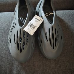 Adidas Yeezy Foam RNR
Onyx