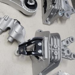 2017--..-2024 Chrysler Pacifica / Dodge Voyager engine and transmission mount set