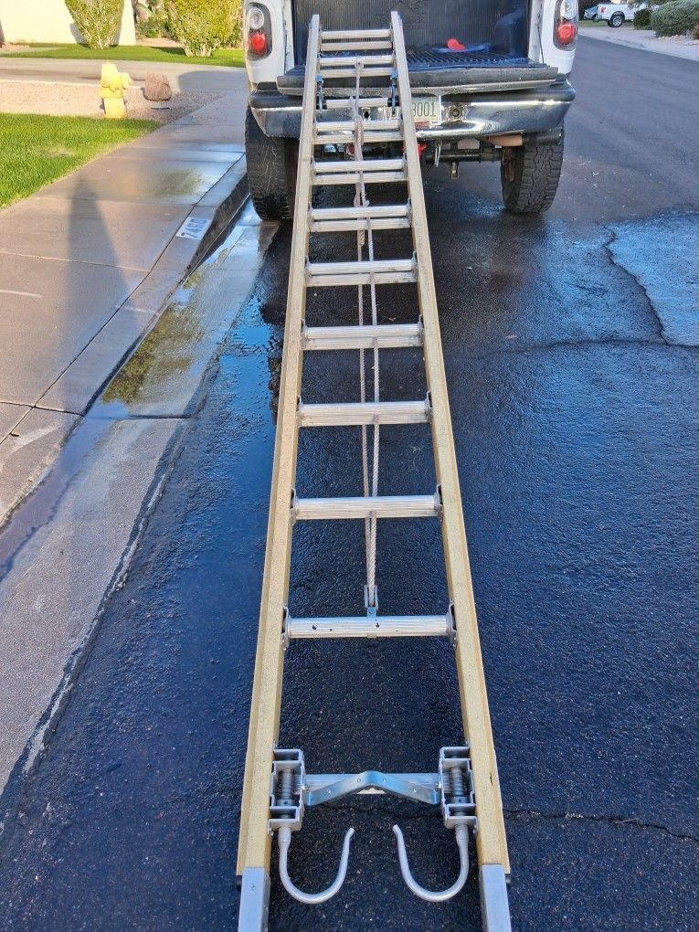 Werner 24" glidesafe fiberglass extension ladder