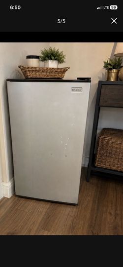 Magic Chef mini fridge for sale.🥶
