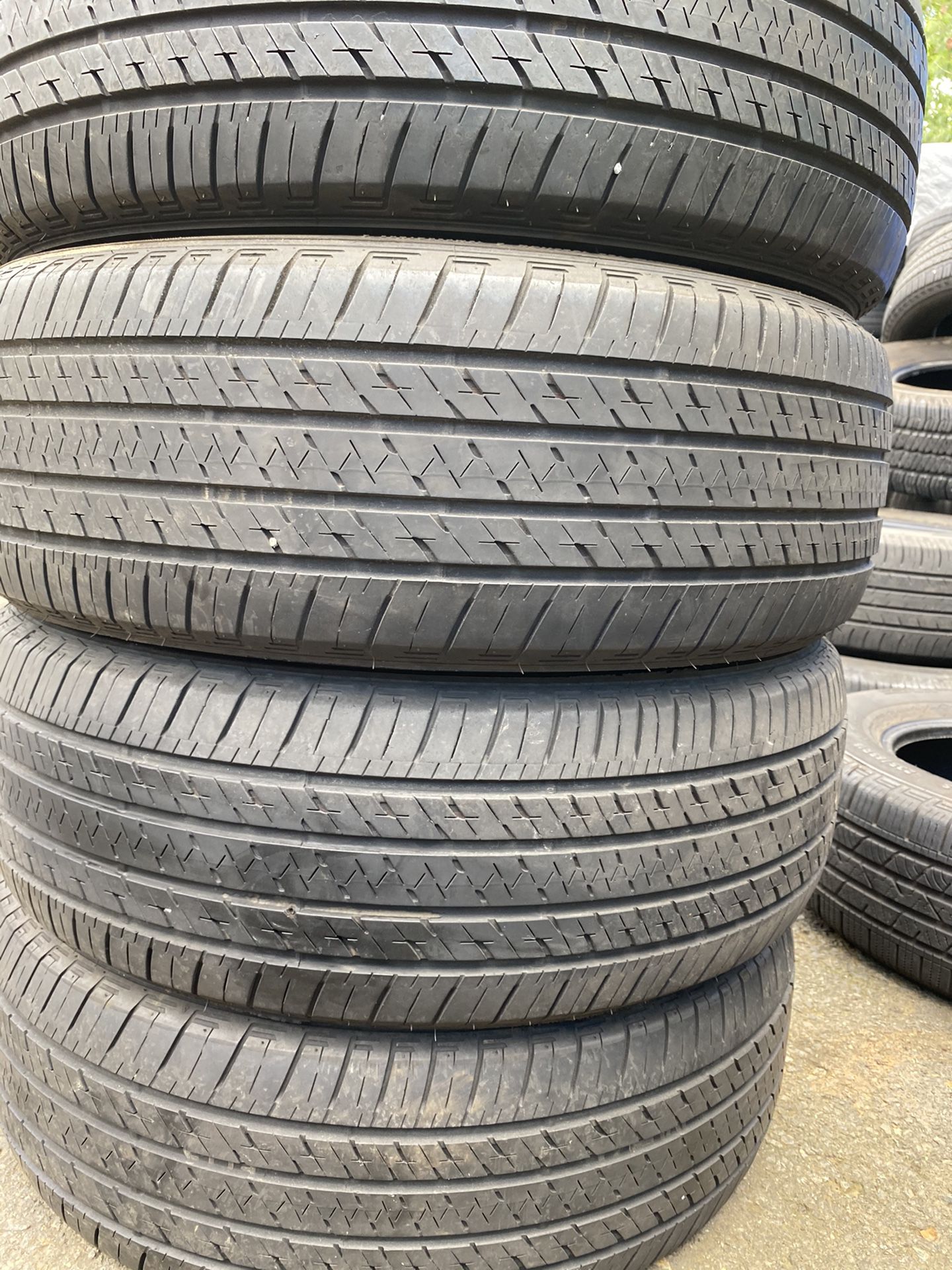 Set 4 usted tire 235/60R18 BRIDGESTONE one have patch set 4 used tire $200