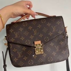Classic Messenger Bag

