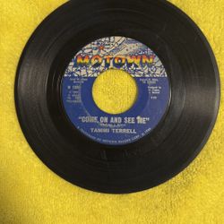 This item is a vintage Motown 7-inch 45 RPM vinyl record featuring the song "Baby Don'tcha Worry" by Tammi Terrell, released in 1966 on the Motown lab
