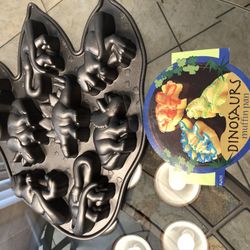 Nordic Ware Dinosaurs Muffin / Cupcake Pan