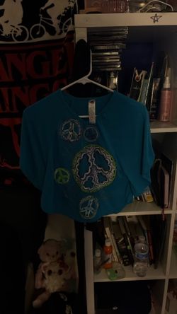 Blue Peace Graphic Crop Top