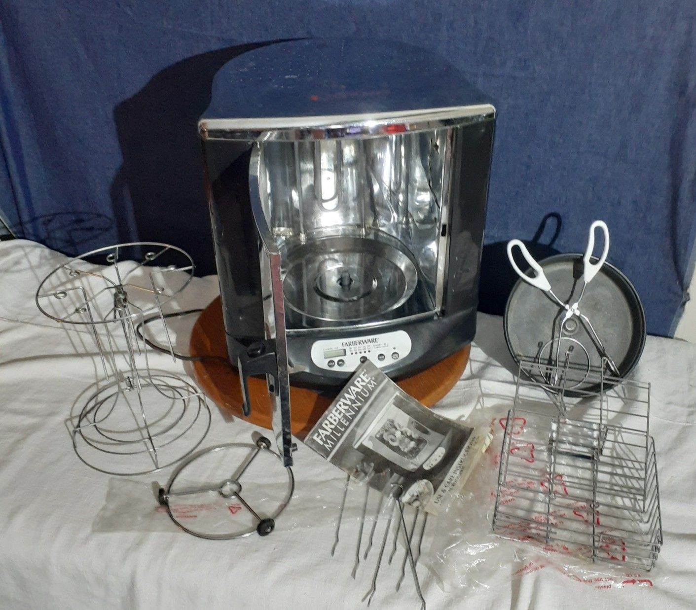 FARBERWARE Vertical Rotisserie FSR150 w new accessories and manuel black countertop cooker
