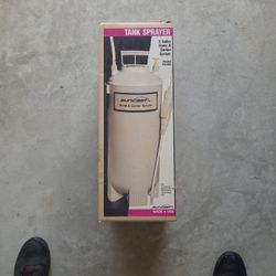 NEW Suncast 3 1/2 Gallon Home And Garden Sprayer Model HG300 