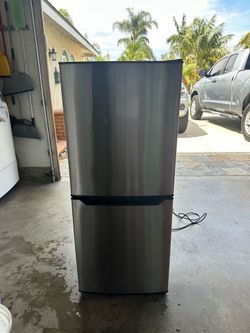 Insignia Mini Fridge 4.9 Cu Ft