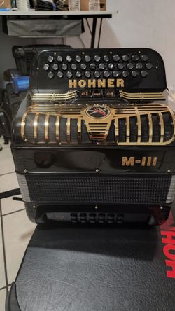 Accordion Hohner M-III  de 3 registros super conpacto en tono de SOL