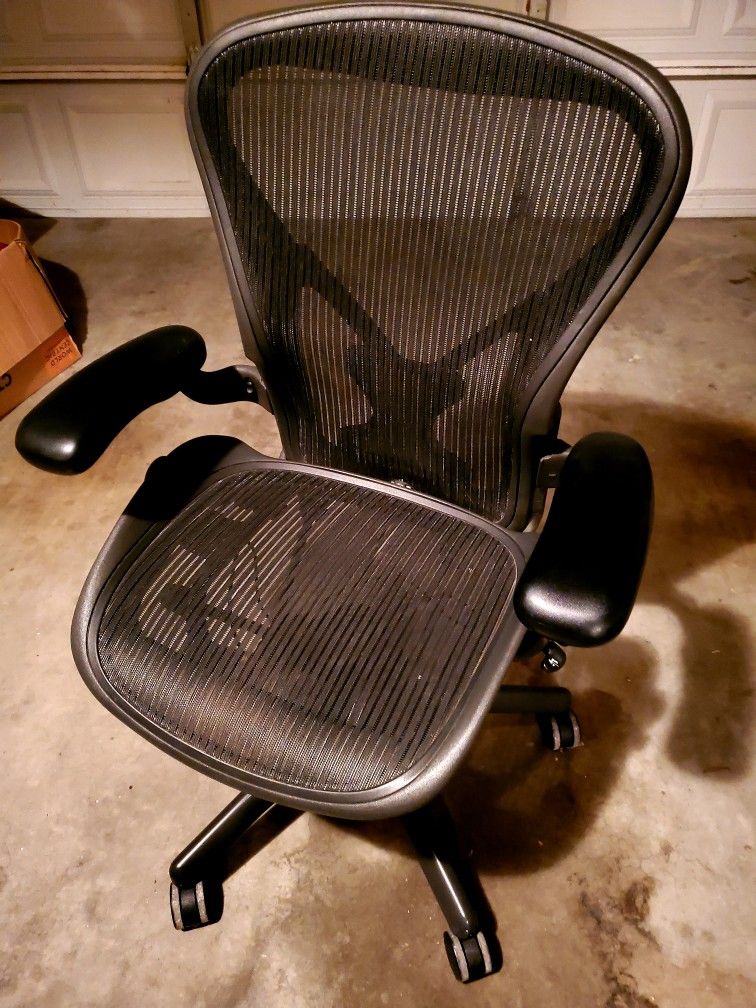 HERMAN MILLER AERON CHAIR (SIZE B)