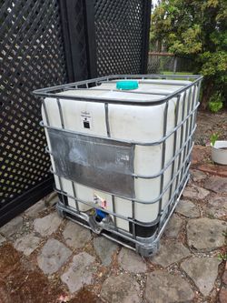 275-gallon Water Tank